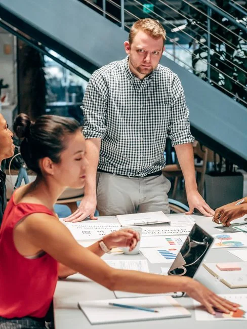 Gros plan d’une femme travaillant sur un projet de marketing numérique dans un bureau à domicile.